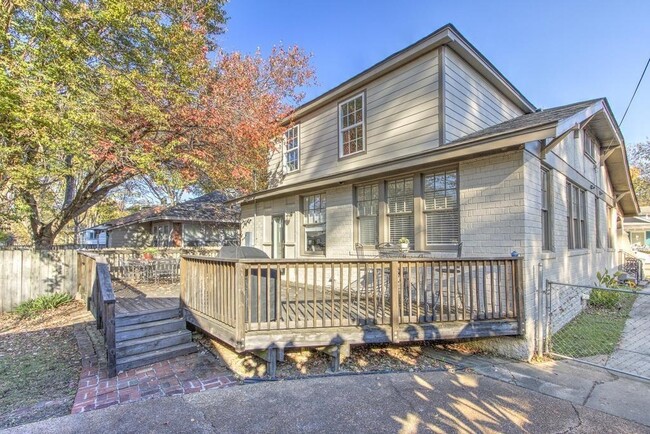Building Photo - 407 Angelus St