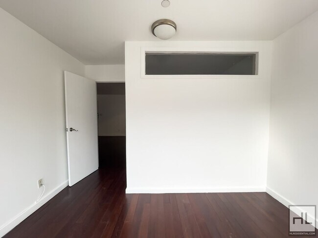 Building Photo - STANHOPE STREET / Spacious 2-Bed 1-Bath / ...