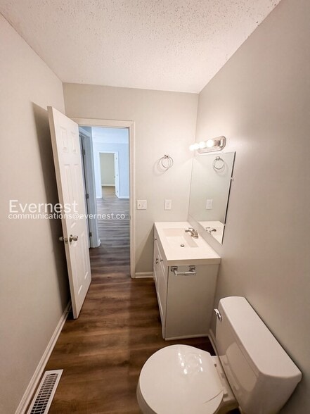 Building Photo - 711 W Creek Cir