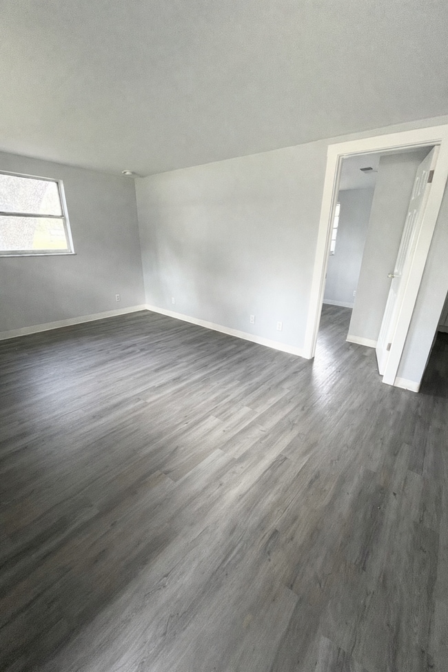 Building Photo - Beautiful 2BR/1BA Zephyrhills Home,  HUGE YARD!! NO APP FEE! Water & Sewer Included