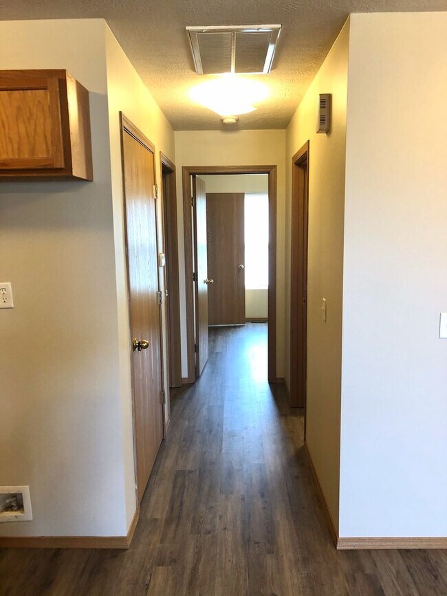 Building Photo - Updated 2 bedroom - 2 bath Duplex in Clever