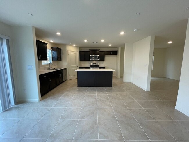 Building Photo - 661 Suzanne Dr