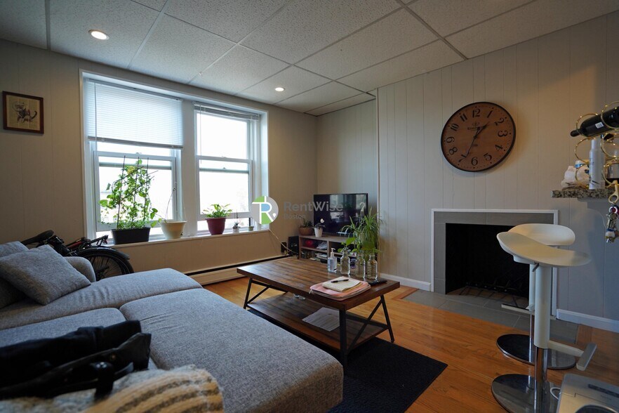 Primary Photo - 1055 Beacon St