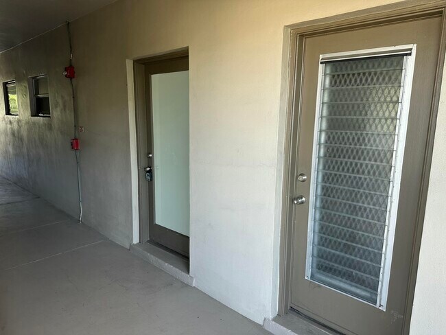 Building Photo - 1480 E Sample Rd