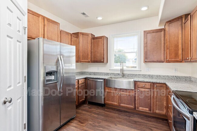 Building Photo - 214 Mansfield St