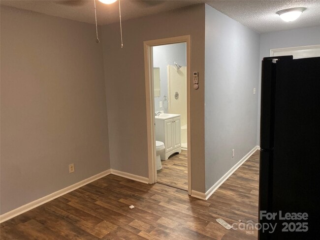 Building Photo - 3805 Miriam Dr