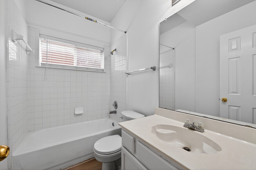 Building Photo - 2125 Elm Falls Pl