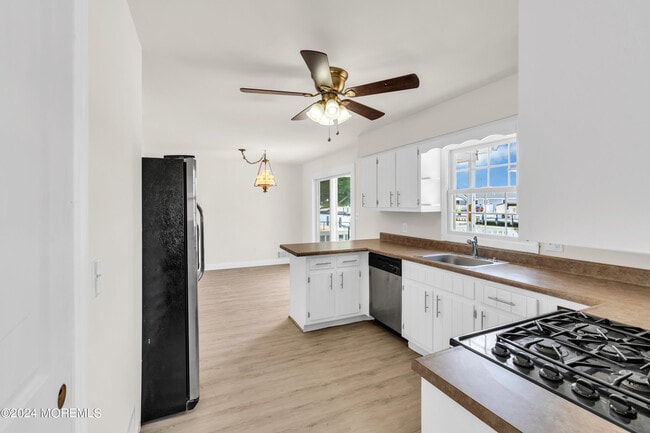 Building Photo - 205 S Shore Dr