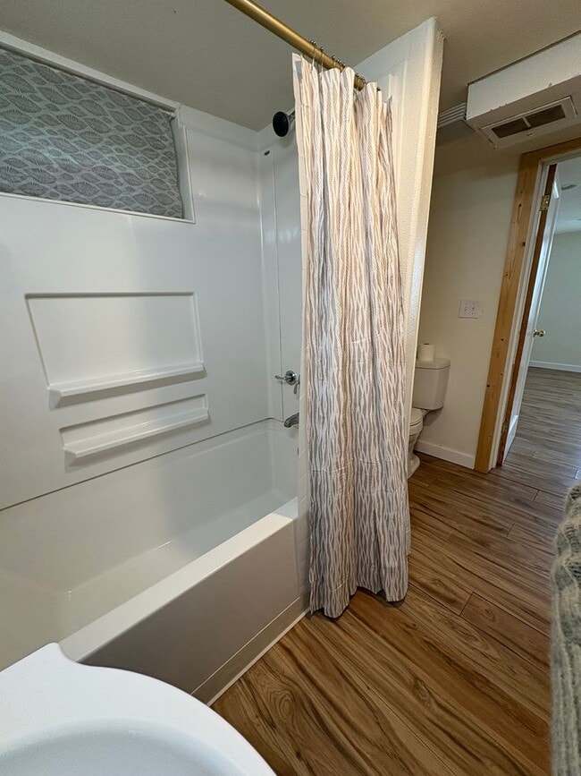 Building Photo - Centrally located 2 bed 1 bath upper level...