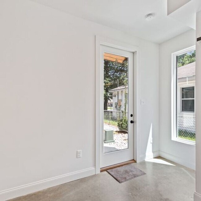 Building Photo - Fully Furnished Short Term Rental Near SLCC!