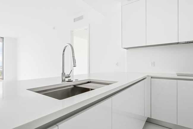 Building Photo - 220 Lake Shore Dr