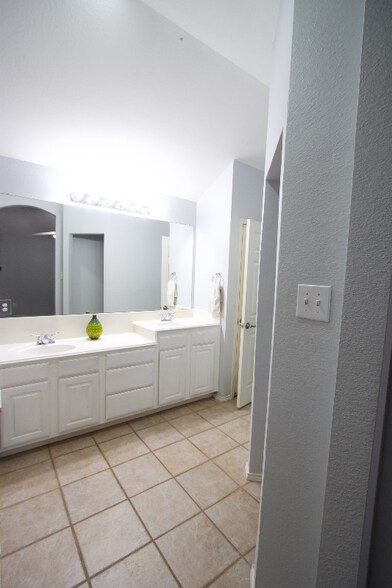 Building Photo - 3605 Villanova Dr