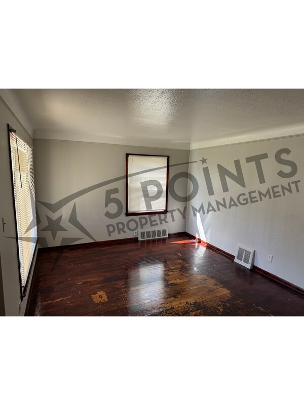 Building Photo - 13509 Eastwood Blvd