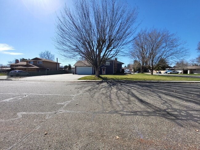 Building Photo - 1872 Alder Ave