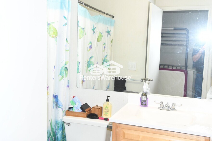 Building Photo - 1970 N Hartford St