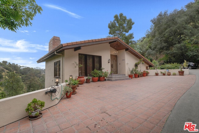 Building Photo - 10160 Cielo Dr