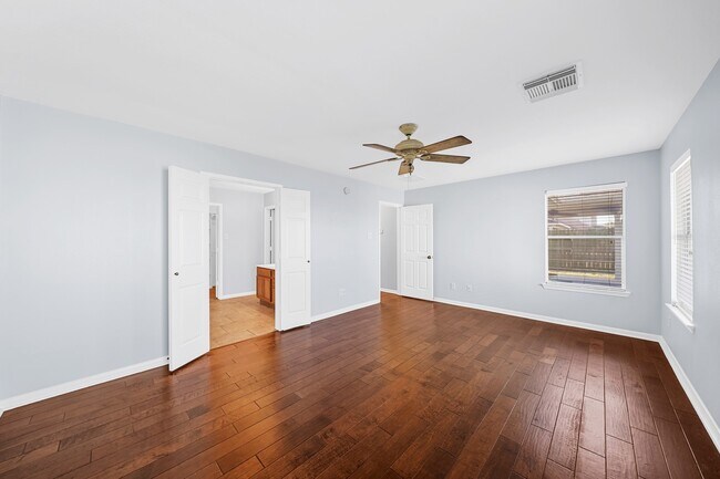 Building Photo - 5811 Vineyard Hill Dr