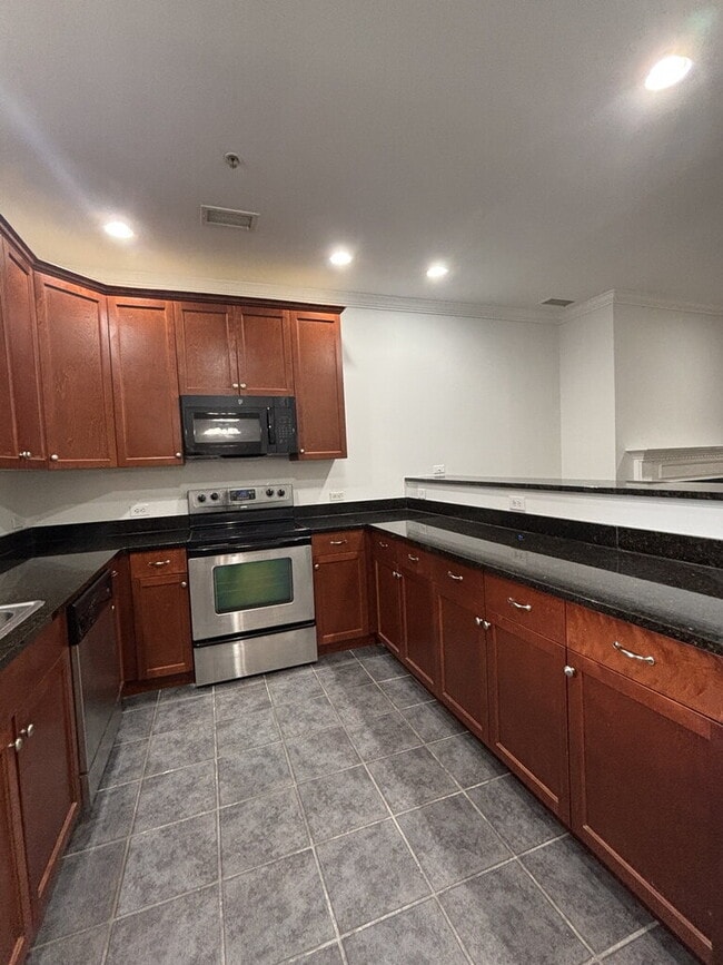 Building Photo - 5565 Colonial Chatsworth Cir