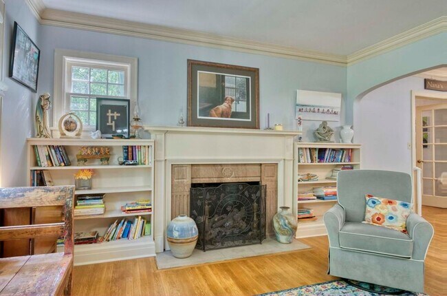 Building Photo - Beautiful 4 bedroom home in University Heights! Don't miss this one!