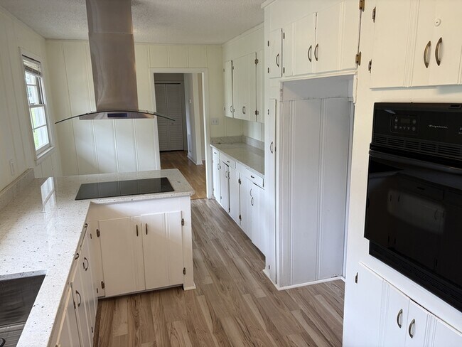 Building Photo - 4 Bed / 2 Bath House for Rent in Huntsville, AL 35802