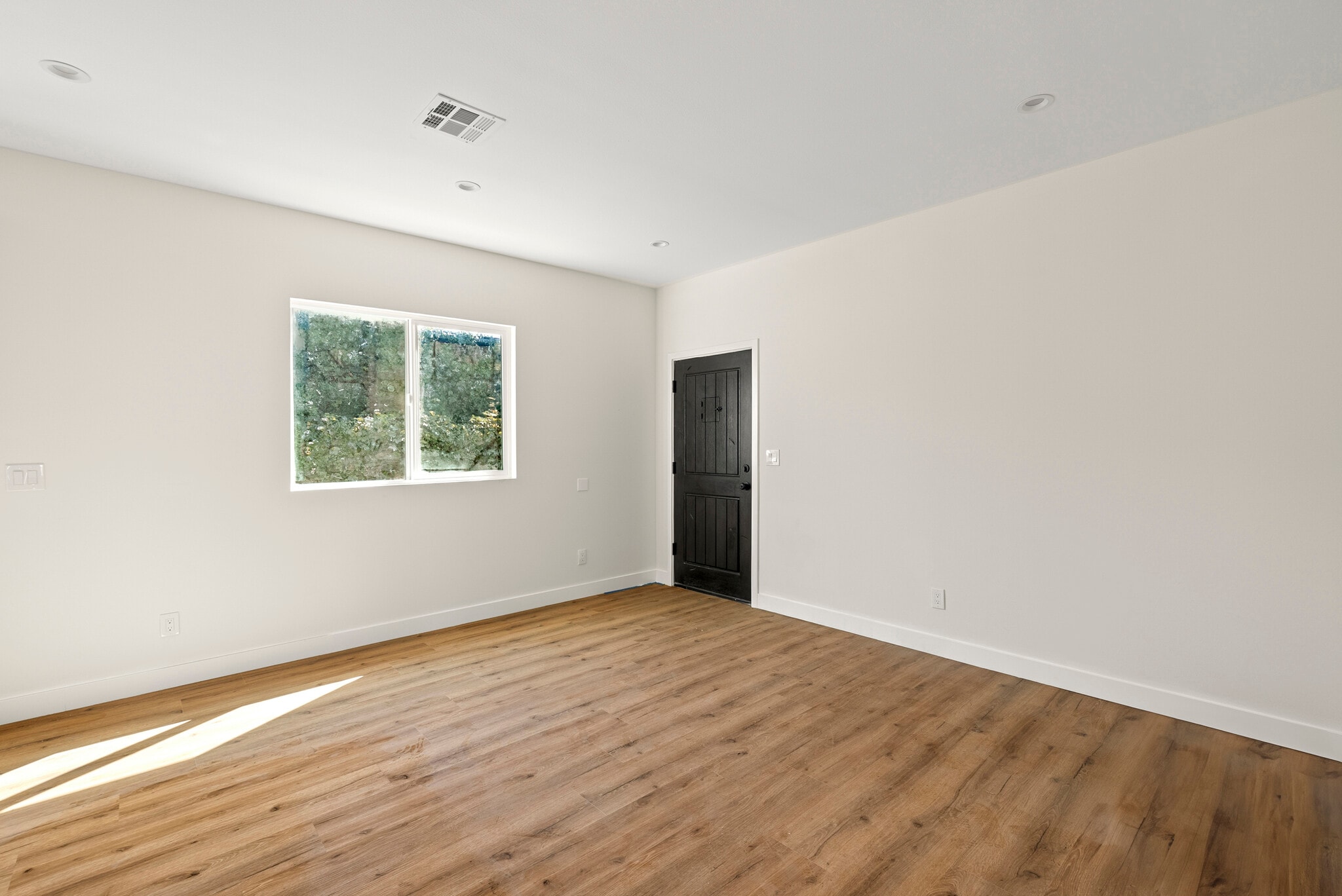 Building Photo - 3043 S Bronson Ave