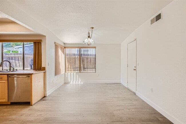 Building Photo - 3 Bedroom 2 Bath Single story Carlsbad hom...