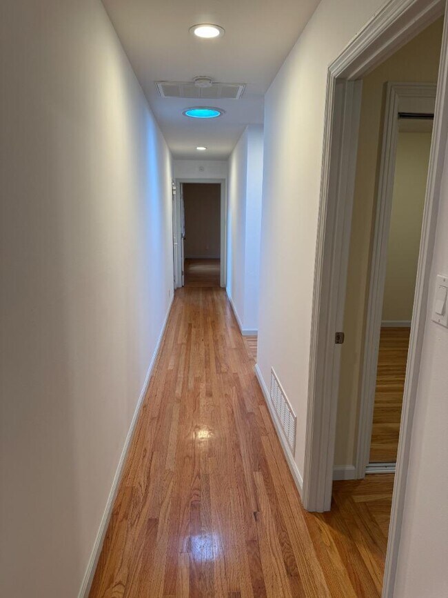 Building Photo - 1359 Country Club Dr