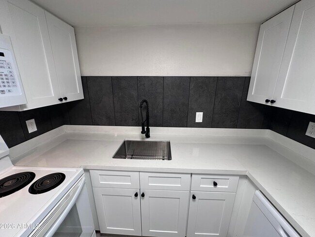 Building Photo - 2690 N 43rd Ave