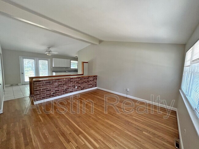 Building Photo - 836 Holiday Ave