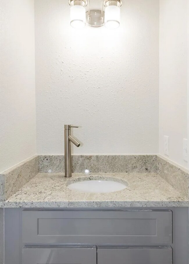 Building Photo - FALL PRE-LEASING! 3 Bed 1.5 Bath Condo on ...
