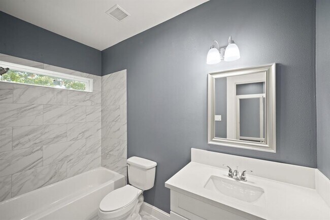 Building Photo - 2110 Oatfield Dr