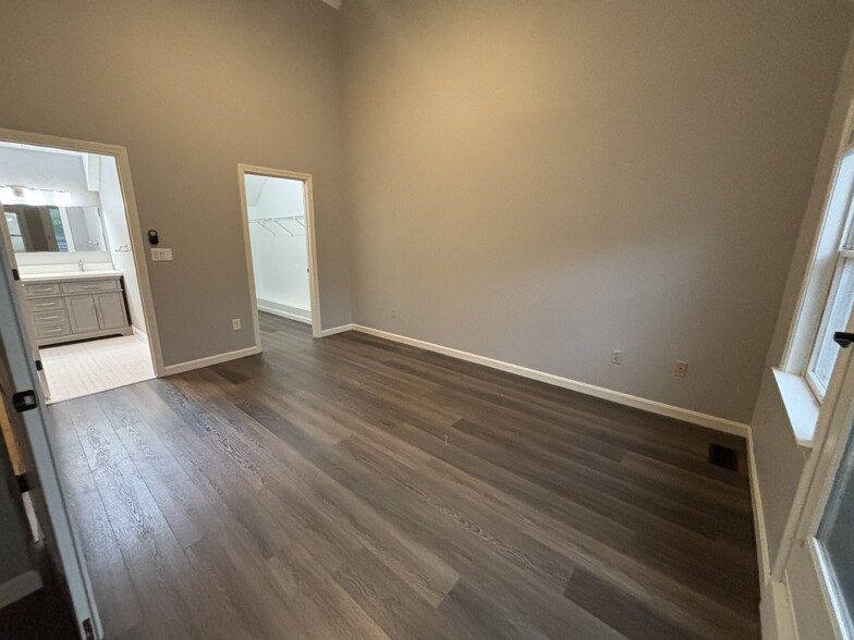 Master bedroom - 6 Goldfinch Ln