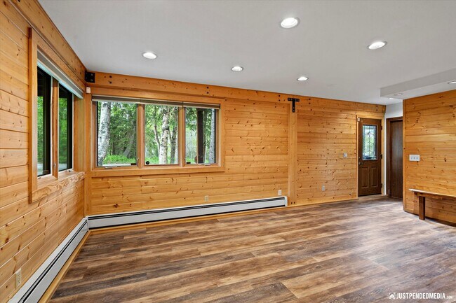 Building Photo - Hillside Retreat