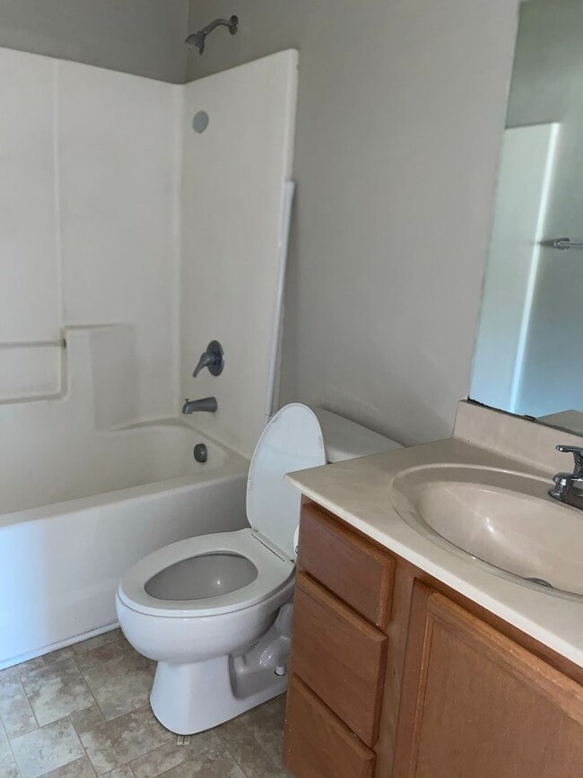 Building Photo - Three Bedroom Two Bath Home