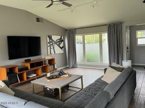 Building Photo - 530 W Oregon Ave