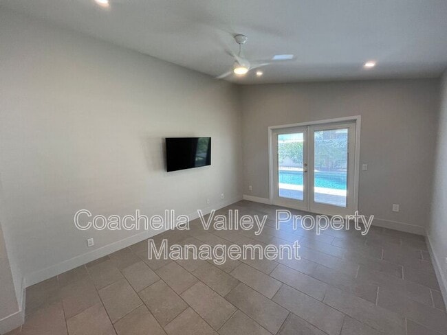 Building Photo - 835 Nueva Vista Dr S