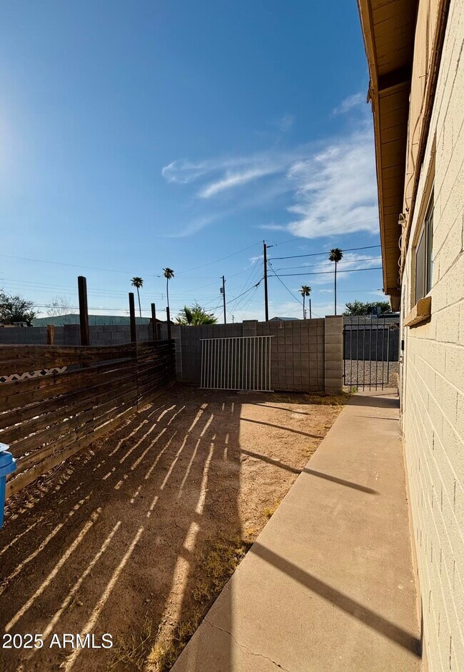 Building Photo - 4842 W Elm St