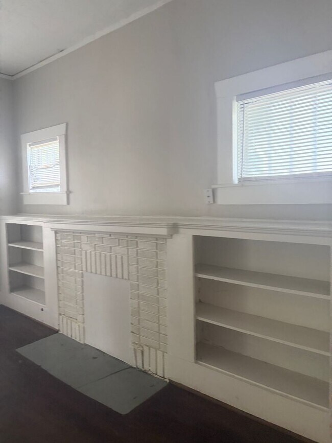 Building Photo - Spacious 3BR/2BA Rental with Hardwood Floors & Updated Living Room