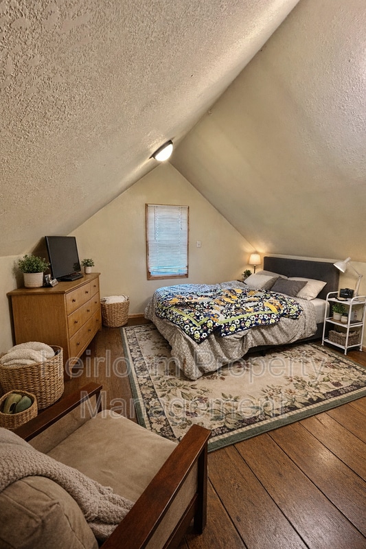 Building Photo - 1112 E 6th St