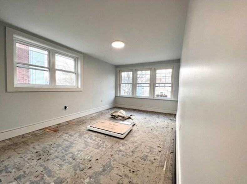 Building Photo - 171 Forest St