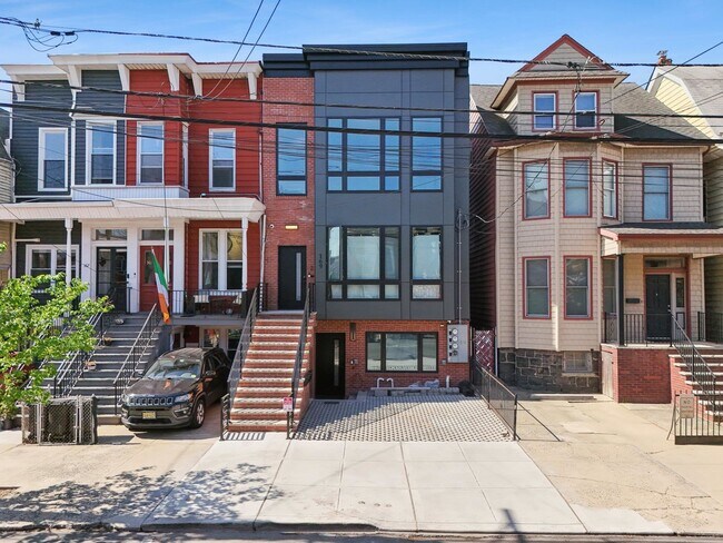 Building Photo - 169 Bowers St