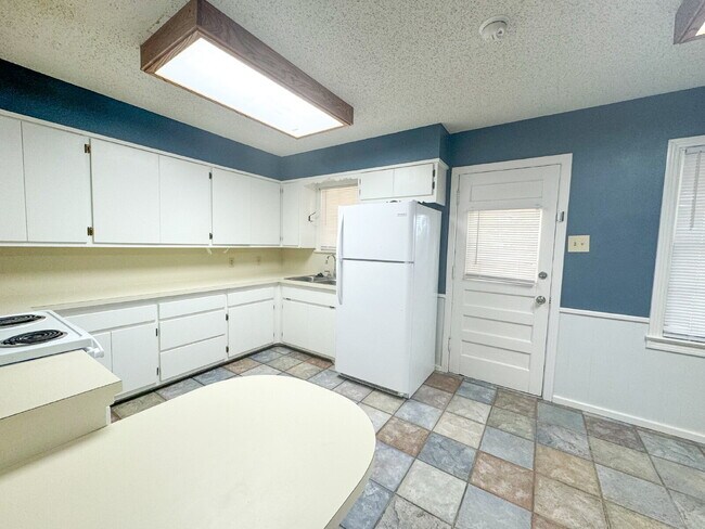 Building Photo - Charming 2/1/1 With Additional Garage Storage