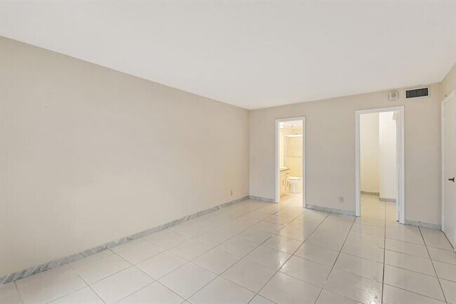 Building Photo - 531 N Ocean Blvd