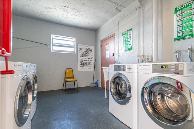 Building Photo - 701 Lori Dr