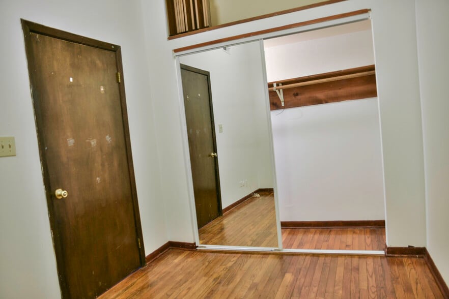 Building Photo - 873 W Lill Ave