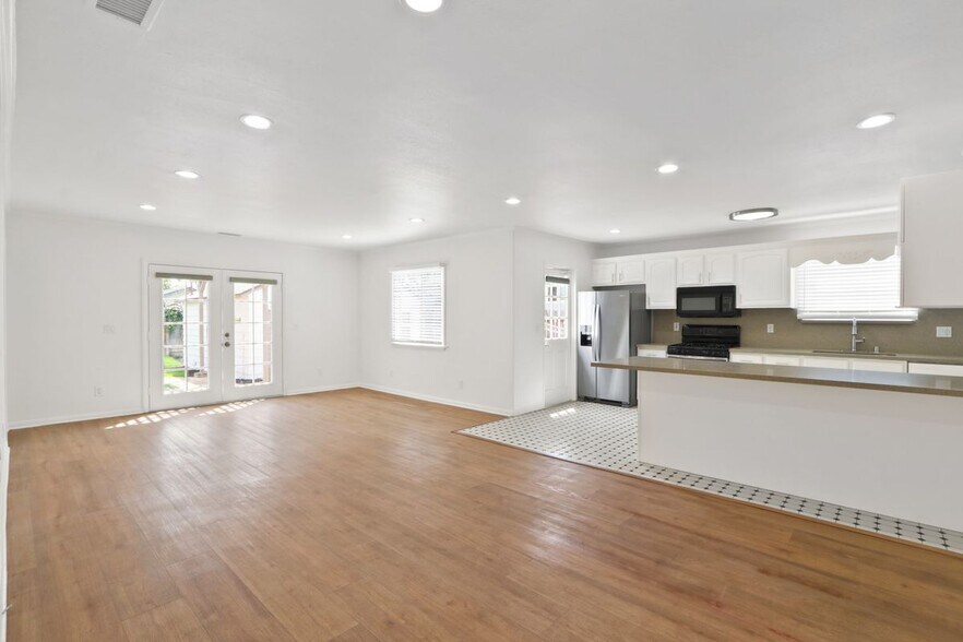 Building Photo - 4232 Walnut