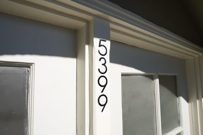 Building Photo - 1925 Charming Oakland Duplex!