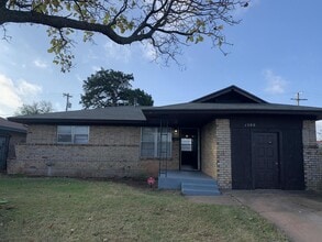 Building Photo - 1300 E Madison St