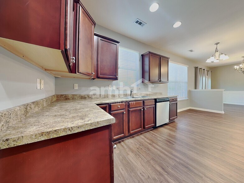 Building Photo - 2400 Ancient Oak Ln
