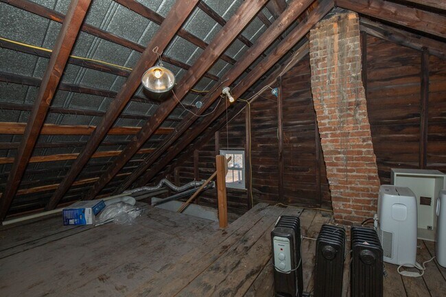 Building Photo - 2 Bedroom, 1.5 Bath, Duplex in Historic Martinsburg, WV